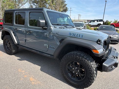 Used 2025 Jeep Wrangler Willys image 5
