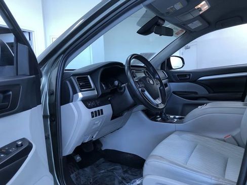 Certified 2019 Toyota Highlander Plus image 11