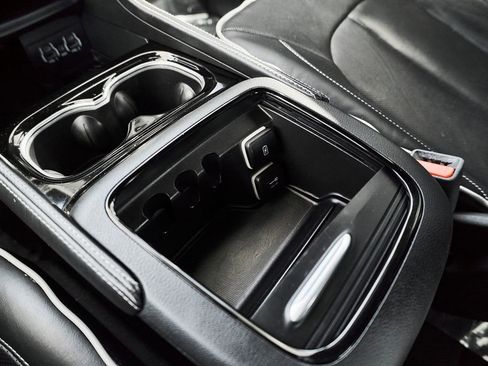 Used 2025 Chrysler Pacifica Limited image 32