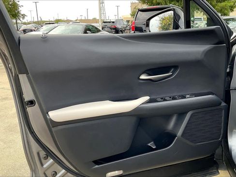 Used 2019 Lexus UX 200 image 18