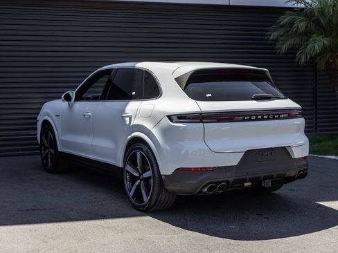 Certified 2024 Porsche Cayenne AWD/4WD image 3