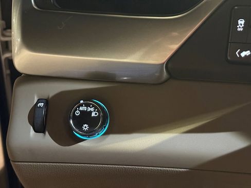 Used 2017 Chevrolet Suburban LT image 3