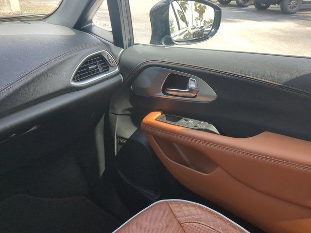 Used 2025 Chrysler Pacifica Pinnacle w/ Trailer Tow Group FWD image 20