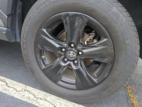 Used 2022 Toyota RAV4 LE AWD/4WD image 23