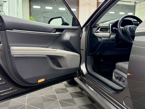 Used 2018 Toyota Camry LE image 5