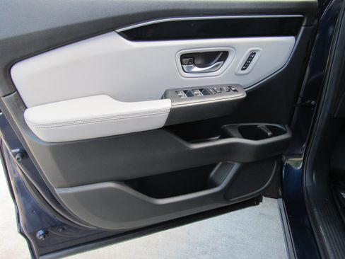 Used 2025 Honda Pilot Touring image 11