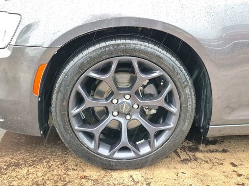 Used 2019 Chrysler 300 Touring w/ Sport Appearance Package RWD image 9