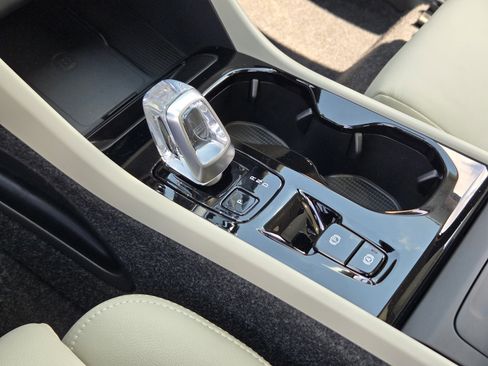 New 2026 Volvo XC40 B5 Plus w/ Protection Package Premier image 17