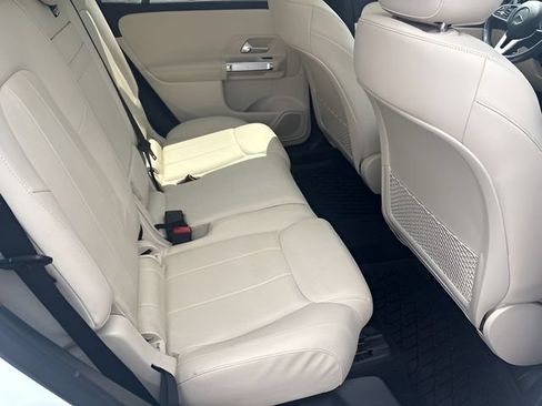 Used 2023 Mercedes-Benz GLB 250 4MATIC w/ Premium Package image 28