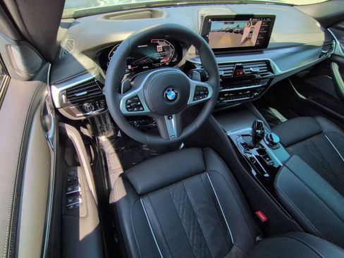 Used 2023 BMW M550i xDrive w/ Dynamic Handling Package AWD/4WD image 10