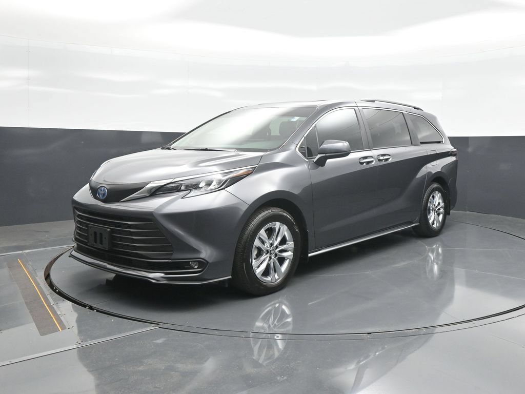 Used 2025 Toyota Sienna XLE w/ XLE Plus Package AWD/4WD image 3