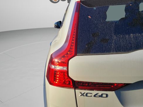 Used 2020 Volvo XC60 T5 R-Design image 18