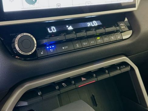 Used 2025 Toyota Tundra Limited AWD/4WD image 18