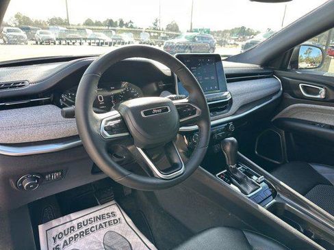Certified 2025 Jeep Compass Latitude image 11
