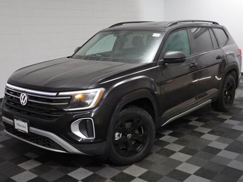 Used 2025 Volkswagen Atlas Peak Edition SE image 2