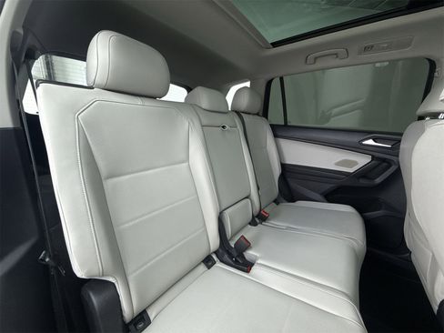 Used 2021 Volkswagen Tiguan SE w/ Panoramic Sunroof Package image 32