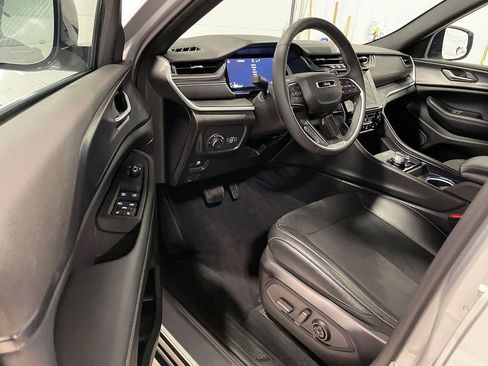 Used 2024 Jeep Grand Cherokee Altitude image 17