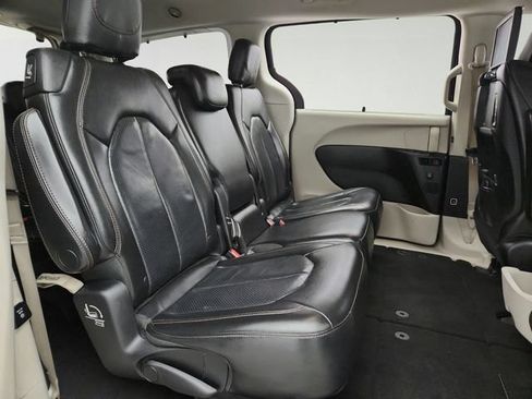 Used 2018 Chrysler Pacifica Touring-L Plus FWD image 29