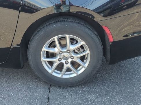 Used 2024 Chrysler Pacifica Touring-L image 11