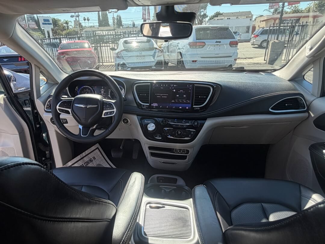 Used 2023 Chrysler Pacifica Touring-L FWD image 16