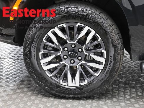 Used 2025 Chevrolet Suburban Z71 AWD/4WD image 35