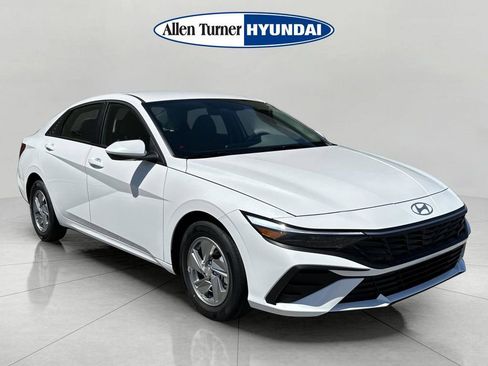 New 2026 Hyundai Elantra SE FWD image 2