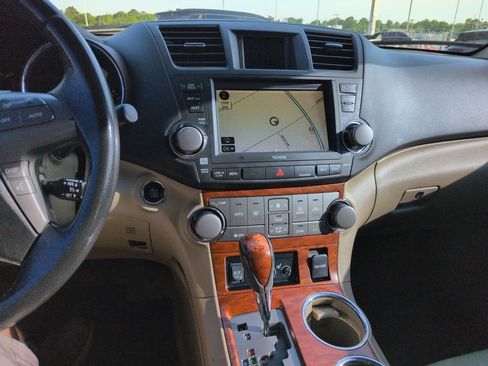 Used 2010 Toyota Highlander Limited AWD/4WD image 17