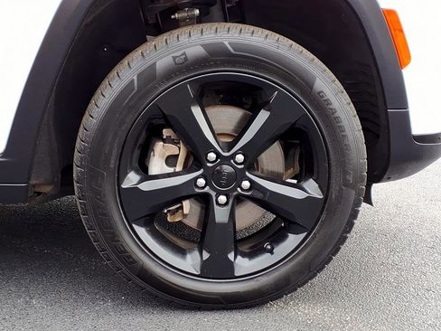 Used 2024 Jeep Grand Cherokee L Altitude AWD/4WD image 9