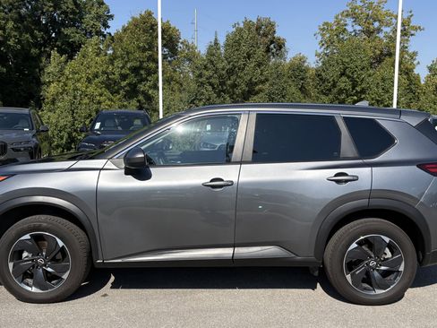 Used 2024 Nissan Rogue SV image 7