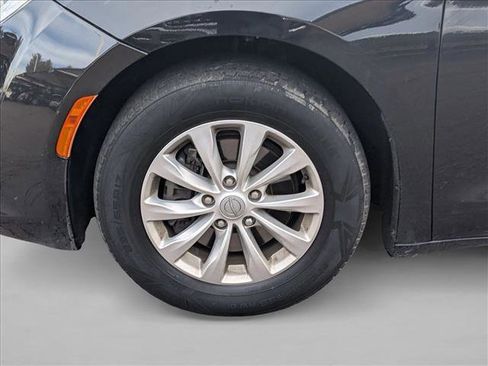 Used 2018 Chrysler Pacifica Touring Plus image 8