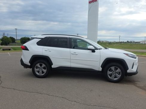 Used 2022 Toyota RAV4 XLE w/ XLE Grade Weather Package AWD/4WD image 5