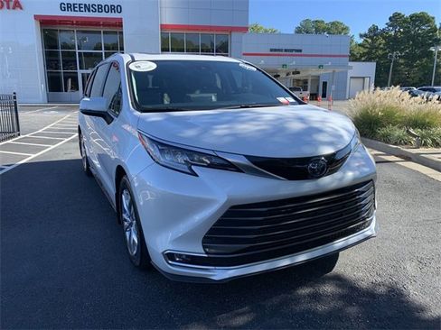 Certified 2023 Toyota Sienna Limited image 2