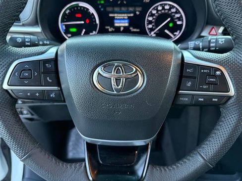 Used 2023 Toyota Sienna Limited image 27