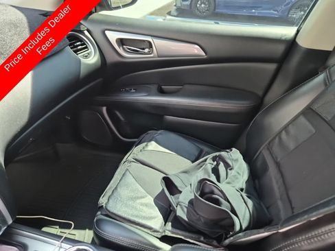 Used 2020 Nissan Pathfinder SL w/ Cargo Package FWD image 9