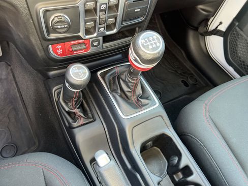 Used 2018 Jeep Wrangler Unlimited Rubicon AWD/4WD image 9