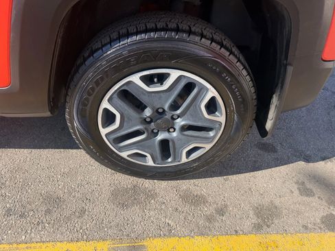 Used 2016 Jeep Renegade Trailhawk w/ Premium Trailhawk Package image 9