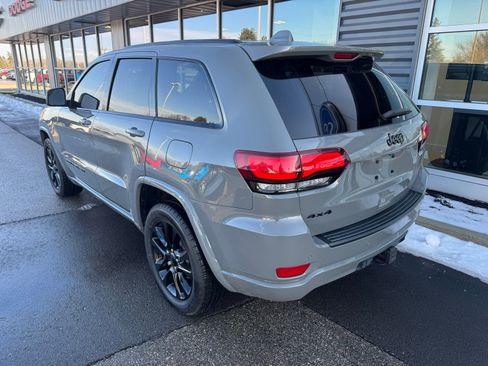 Used 2022 Jeep Grand Cherokee Laredo X image 3