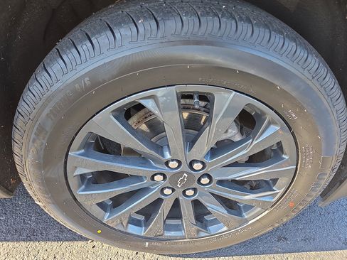 Used 2023 Chevrolet Traverse RS image 9