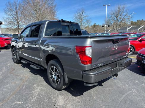 Used 2024 Nissan Titan SV w/ SV Convenience Package image 3