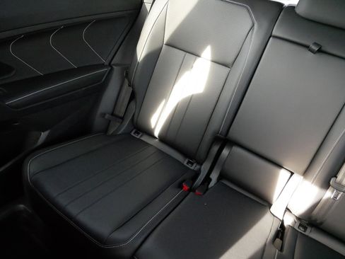 Certified 2024 Volkswagen Tiguan SE R-Line image 12