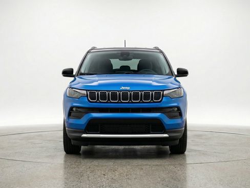 Used 2025 Jeep Compass Limited AWD/4WD image 2