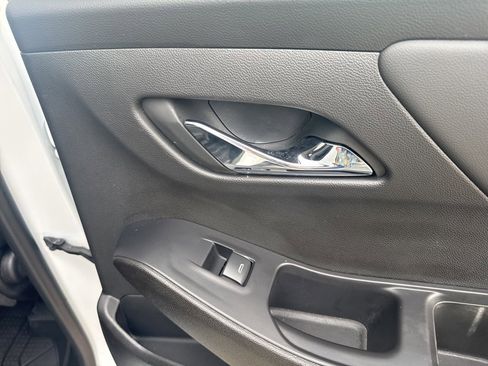 Used 2021 Chevrolet Traverse LT image 25