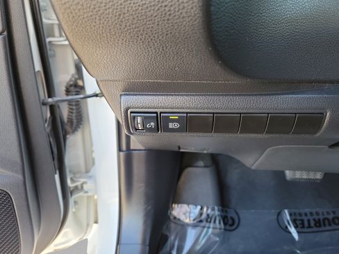 Used 2022 Toyota Corolla LE FWD image 30