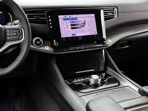 Used 2024 Jeep Wagoneer Series III image 16