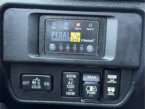 Used 2017 Toyota Tacoma TRD Off-Road w/ Premium & Technology Package AWD/4WD image 25
