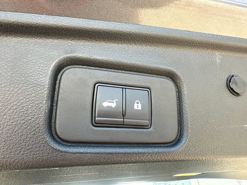 Used 2024 Nissan Pathfinder SL AWD/4WD image 18