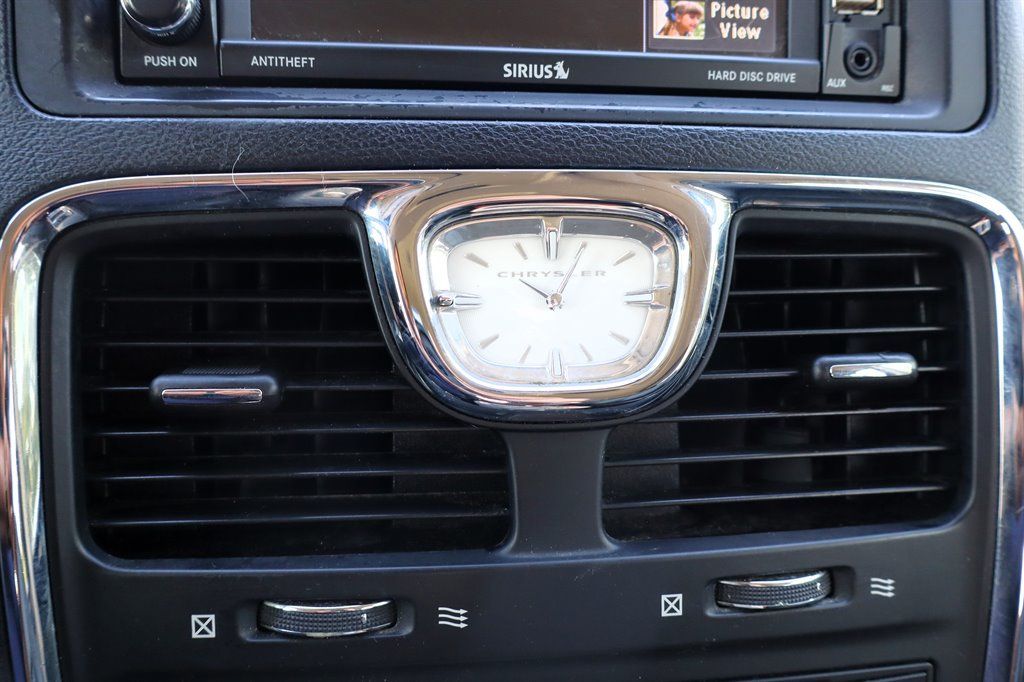 Used 2016 Chrysler Town & Country Touring FWD image 35