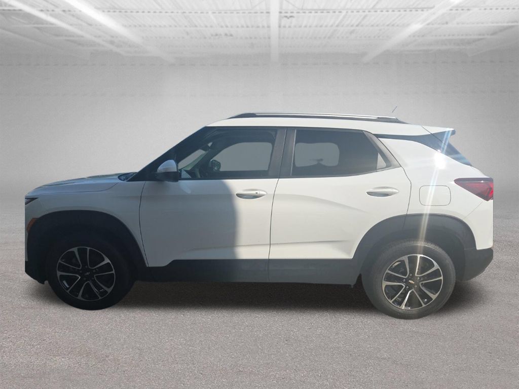 Used 2025 Chevrolet TrailBlazer LT FWD image 3
