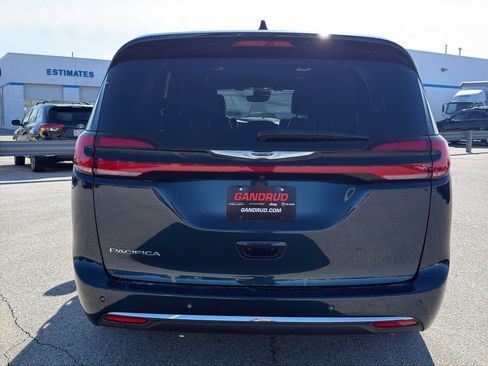 Used 2025 Chrysler Pacifica Select image 8