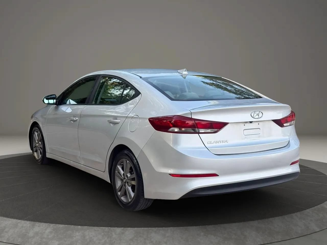 Used 2018 Hyundai Elantra SEL FWD image 4